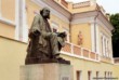 Айвазовский (Айвазян) - жил в Феодосии и написал тут самые знаменитые свои полотна, после его смерти осталась галерея его имени, фонтан и могила-склеп. Всё это является достопримечательностями города.